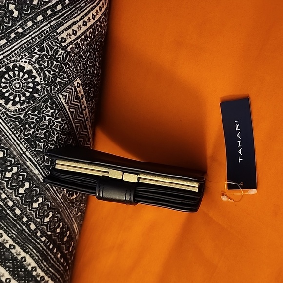 NWT Women Tahari wallet - Picture 3 of 9